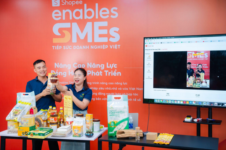 Các đại diện được thực hành dẫn dắt phiên livestream trên sàn với sự hướng dẫn từ các đối tác giàu kinh nghiệm của Shopee. (Nguồn: Shopee)