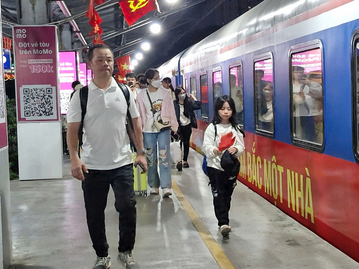 Nhóm chi phí đi lại dẫn đầu tăng trong dịp lễ 30/4 này, do giá nhiên liệu tăng cao. (Ảnh minh họa: Hà Linh)