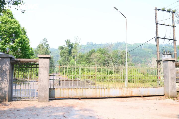 Thế nhưng, chỉ sau 5 năm vận hành, hoạt động của khu xử lý này bị nhận phản ánh tiêu cực từ người dân địa phương. Họ cho rằng, hoạt động xử lý rác gây ra mùi hôi, nước rỉ rác chảy ra bên ngoài ảnh hưởng đến đời sống và sản xuất. Thậm chí, lượng rác tiếp nhận tăng dần, có thời điểm tiếp nhận rác ngoài địa bàn quy hoạch, khiến bãi chôn lấp quá tải, ô nhiễm gia tăng.