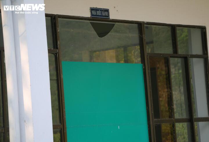 Khu nhà điều hành vắng bóng người, hoang phế và xuống cấp