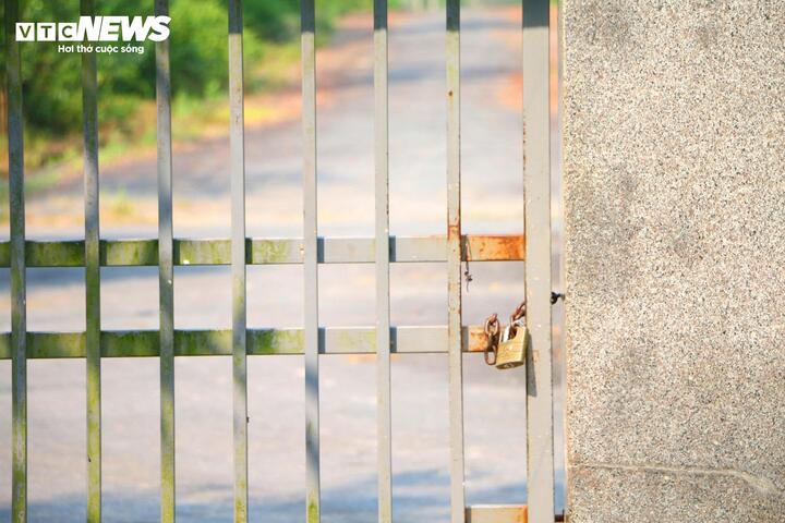 Sau khi dừng hoạt động, khu xử lý luôn trong tình trạng cửa đóng, then cài, bên trong nhiều hạng mục, công trình có dấu hiệu xuống cấp.