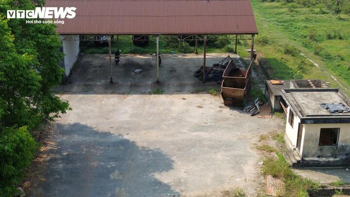 Nhiều thiết bị, tài sản bên trong cũng có dấu hiệu rỉ sét, hư hỏng sau nhiều năm bỏ không, dãi nắng dầm mưa, không người chăm nom, bảo vệ.