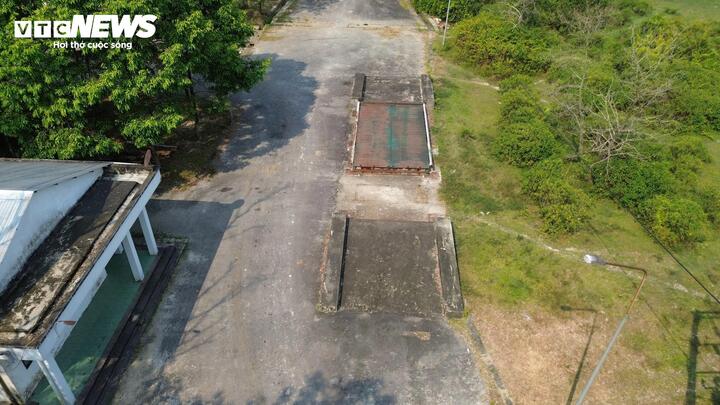 Theo lãnh đạo Công ty Cổ phần Môi trường và công trình đô thị Huế (HEPCO - Đơn vị quản lý vận hành), khu xử lý rác thải rắn Lộc Thủy nhiều năm không hoạt động chủ yếu là do vướng quy định về bảo vệ môi trường. Theo Luật Bảo vệ Môi trường (BVMT) mới, trước khi thực hiện công tác vận hành thực nghiệm của lò đốt phải thực hiện cấp phép môi trường theo luật BVMT mới.