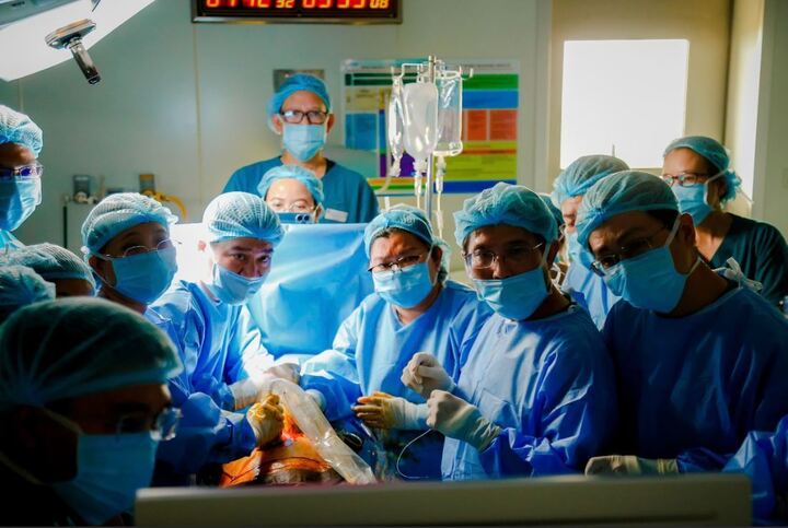 Ca phẫu thuật đầu tiên căng thẳng và đầy áp lực (Ảnh: BVCC)