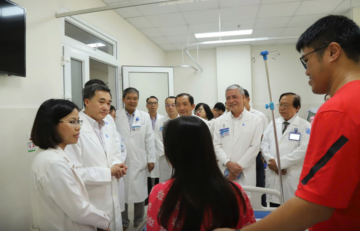 GS.TS Trần Văn Thuấn - Thứ trưởng Bộ Y tế tới chúc mừng bệnh viện và gia đình bệnh nhân sau khi thực hiện can thiệp thông tim thành công (Ảnh: BVCC)