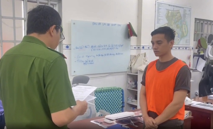 Công an TP.HCM đọc lệnh khởi tố, bắt tạm giam Nguyễn Văn Dũng. (Ảnh: CACC)