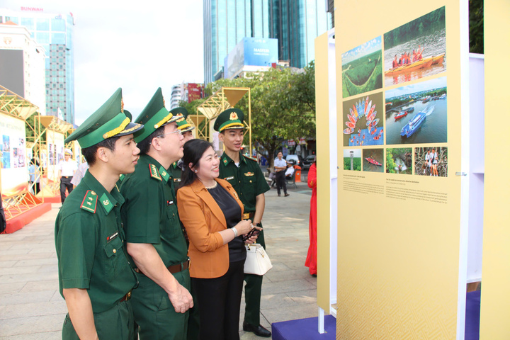 Bà Diễm Phượng - Phó Chủ tịch UBND xã Cần Giờ và các chiến sĩ biên phòng tham quan triển lãm.