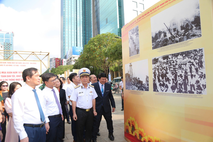 Lãnh đạo TP.HCM cùng các đại biểu tham quan triển lãm Việt Nam - một dải non sông sáng 23/4.