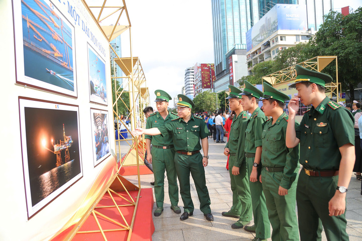 Đông đảo người dân Thành phố, cán bộ, chiến sĩ tham quan triển lãm.