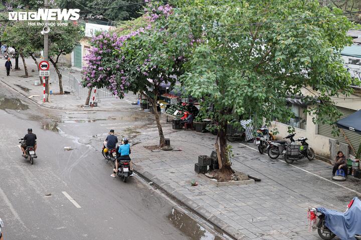Nhiều tuyến vỉa hè Hà Nội vẫn bị hàng quán, bãi xe 'nuốt chửng' cả ngày lẫn đêm - 28