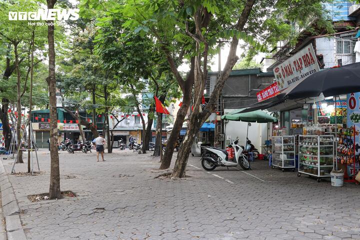 Tại phố Nghĩa Tân (phường Nghĩa Đô), khác với hình ảnh lấn chiếm, nhếch nhác trước đây, vỉa hè nay đã được sắp xếp lại, trả không gian đi bộ cho người dân.