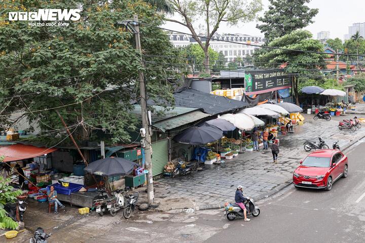 Nhiều tuyến vỉa hè Hà Nội vẫn bị hàng quán, bãi xe 'nuốt chửng' cả ngày lẫn đêm - 29
