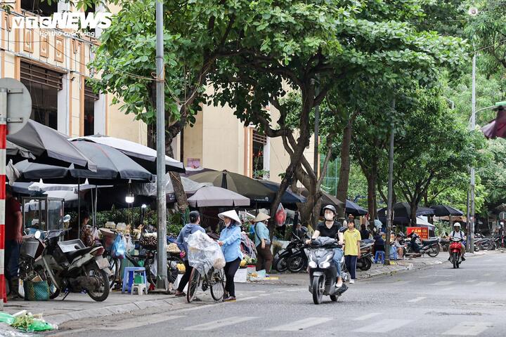 Tại khu vực chợ Hà Đông (phường Hà Đông), vỉa hè bị hàng quán bày bán, dựng xe lấn chiếm.