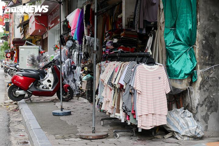 Tại phố Lê Lợi (phường Hà Đông), nhiều cửa hàng vẫn tận dụng tối đa vỉa hè để bày bán hàng hóa.