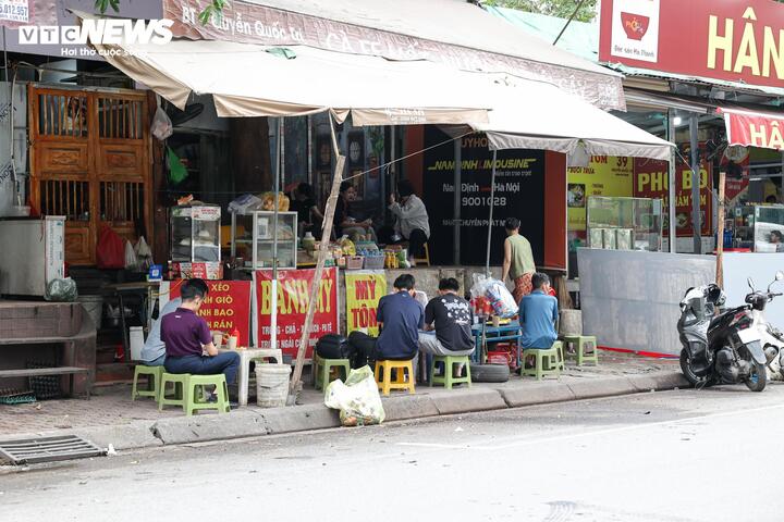 Nhiều tuyến vỉa hè Hà Nội vẫn bị hàng quán, bãi xe 'nuốt chửng' cả ngày lẫn đêm - 6