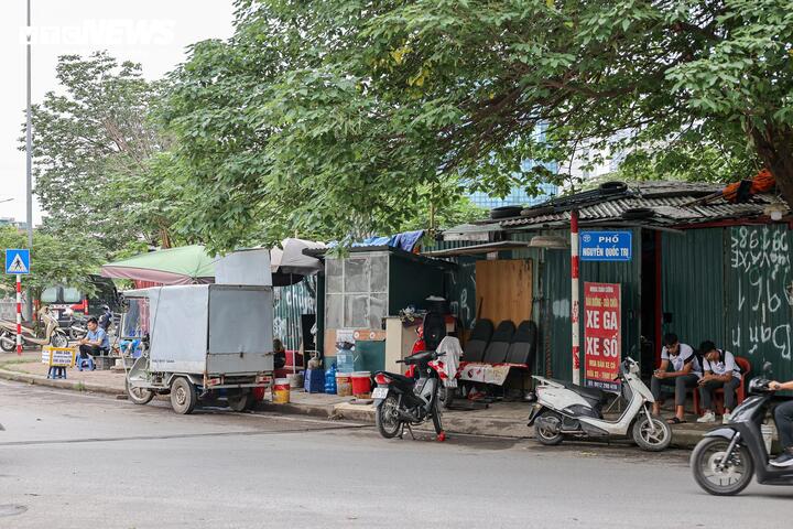 Nhiều tuyến vỉa hè Hà Nội vẫn bị hàng quán, bãi xe 'nuốt chửng' cả ngày lẫn đêm - 7