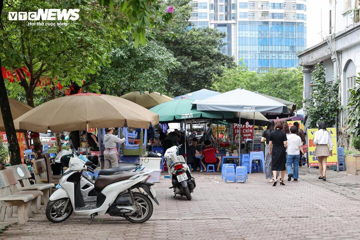Nhiều tuyến vỉa hè Hà Nội vẫn bị hàng quán, bãi xe 'nuốt chửng' cả ngày lẫn đêm - 10