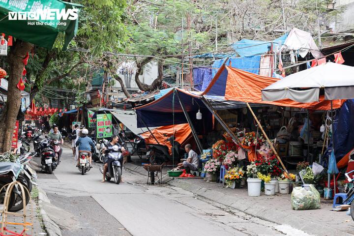 Nhiều tuyến vỉa hè Hà Nội vẫn bị hàng quán, bãi xe 'nuốt chửng' cả ngày lẫn đêm - 17