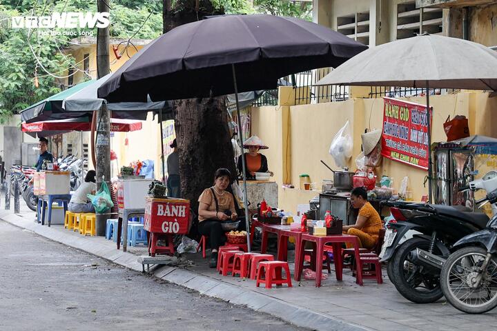 Nhiều tuyến vỉa hè Hà Nội vẫn bị hàng quán, bãi xe 'nuốt chửng' cả ngày lẫn đêm - 16