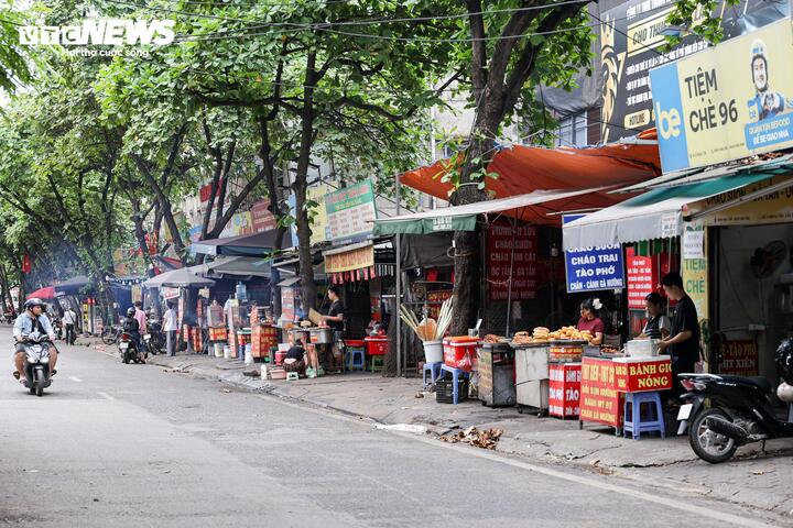 Nhiều tuyến vỉa hè Hà Nội vẫn bị hàng quán, bãi xe 'nuốt chửng' cả ngày lẫn đêm - 15