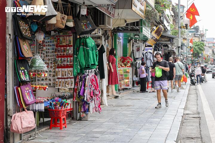 Bên cạnh những tuyến phố còn xảy ra tình trạng lấn chiếm vỉa hè, nhiều "điểm nóng" trước đây đã được chỉnh trang, khoác lên diện mạo văn minh, thông thoáng hơn.