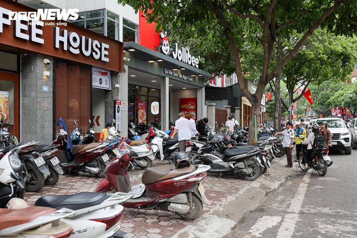 Nhiều tuyến vỉa hè Hà Nội vẫn bị hàng quán, bãi xe 'nuốt chửng' cả ngày lẫn đêm - 11