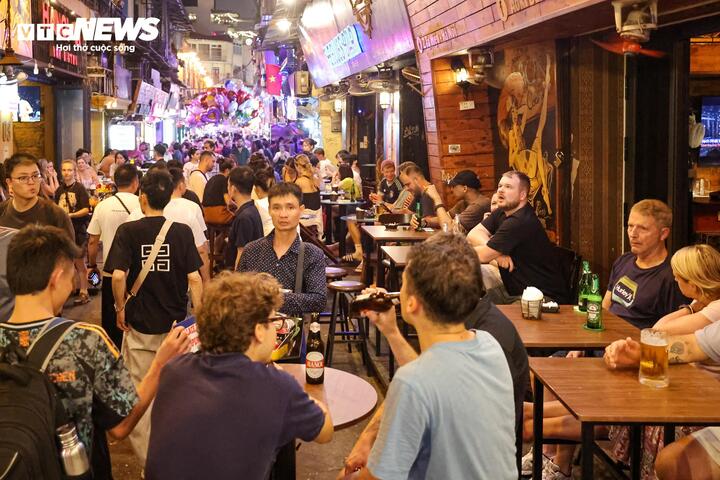 Nhiều tuyến vỉa hè Hà Nội vẫn bị hàng quán, bãi xe 'nuốt chửng' cả ngày lẫn đêm - 20