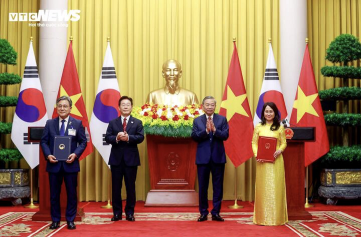 Tổng Bí thư, Chủ tịch nước Tô Lâm và Tổng thống Hàn Quốc Lee Jae Myung chứng kiến lễ ký các văn kiện hợp tác.