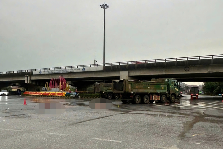 Hiện trường vụ tai nạn giữa xe ben và xe máy tại nút giao Vực Vòng, phường Duy Tân, tỉnh Ninh Bình trưa 23/4.