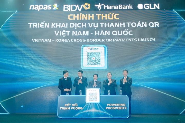 Đại diện Lãnh đạo NHNN, NAPAS, GLN và Hana Bank bấm nút ra mắt dịch vụ thanh toán QR Việt Nam - Hàn Quốc.