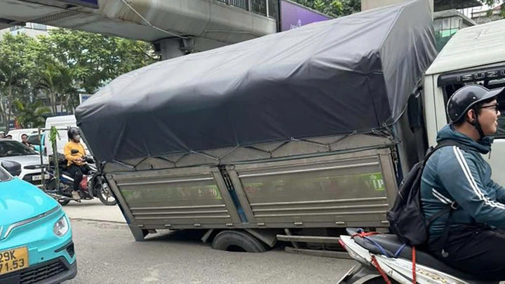 "Hố tử thần nuốt chửng" bánh sau xe tải