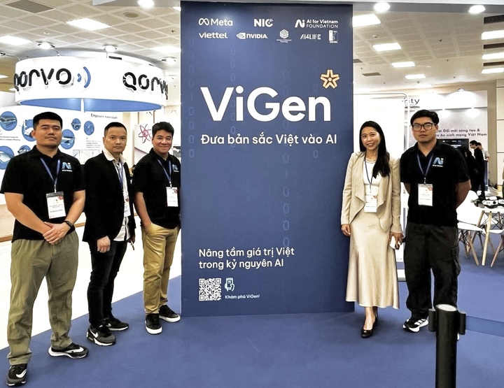 Mai Hạnh (thứ 2, từ phải sang) cùng nhóm AIV trong ngày hội giới thiệu một dự án AI tại Việt Nam.