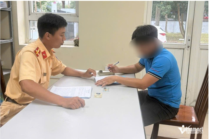 Tài xế T. bị lập biên bản xử phạt. (Ảnh: Đình Hiếu)