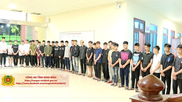 Nhóm "Trẻ 91" tại cơ quan cảnh sát điều tra.