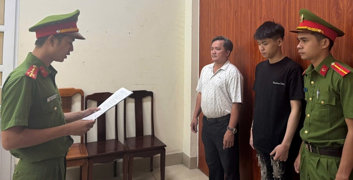 Cán bộ Cơ quan CSĐT Công an TP Huế tuyên đọc và thi hành các quyết định khởi tố vụ án, khởi tố bị can và thi hành lệnh bắt tạm giam thời hạn 2 tháng đối với Trần Kiêm Anh Khoa. (Ảnh: CACC)