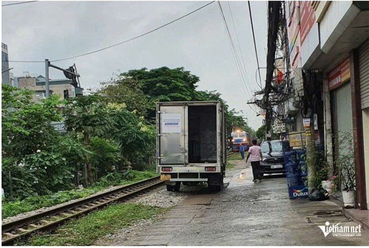 Lái tàu đã phải hãm phanh để dừng tàu khi phát hiện ô tô đỗ trong phạm vi an toàn đường sắt. (Ảnh: Đình Hiếu)