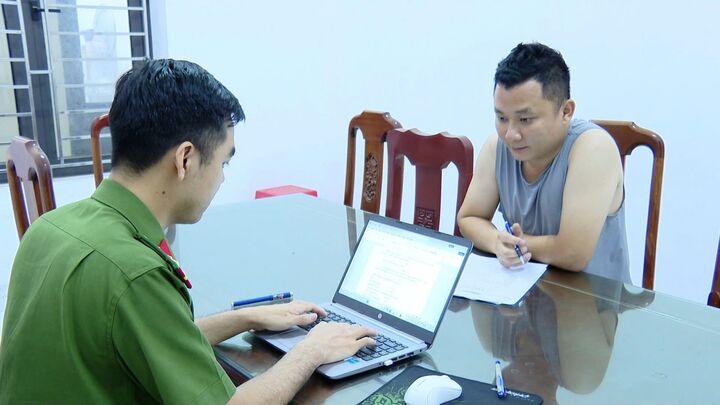 Lực lượng chức năng ghi lời khai của đối tượng Vũ Xuân Đoàn