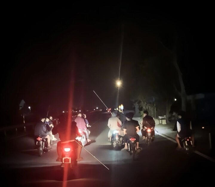 Hình ảnh nhóm thanh thiếu niên cầm hung khí, đánh đuổi người đi đường ở Ninh Bình.