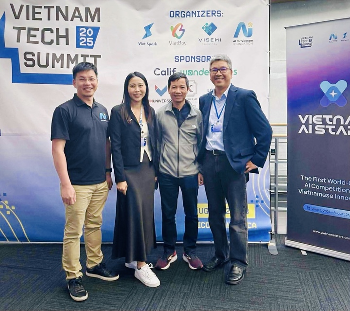 Mai Hạnh (thứ hai) cùng đội ngũ sáng lập của AI for Vietnam & Vietnam AI Stars tại 2 ngày hội thảo Vietnam Tech Summit 2025, Silicon Valley.