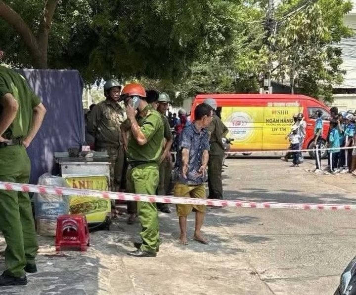 Công an đến hiện trường điều tra vụ án mạng. (Nguồn: LĐ)