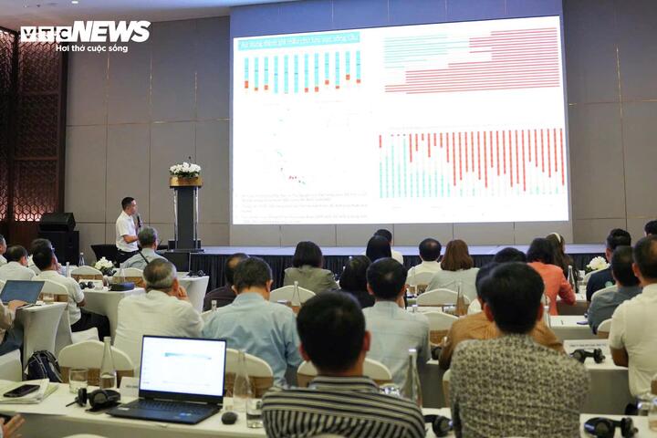 Tại tọa đàm, các chuyên gia và nhà khoa học làm rõ thực trạng suy thoái nguồn nước, đồng thời đề xuất nhiều giải pháp nhằm phục hồi các dòng sông “chết”.