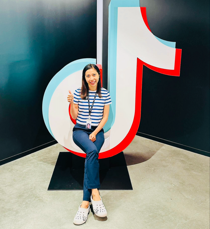 Cô gái Việt Mai Hồng Hạnh chụp ảnh tại trụ sở TikTok.