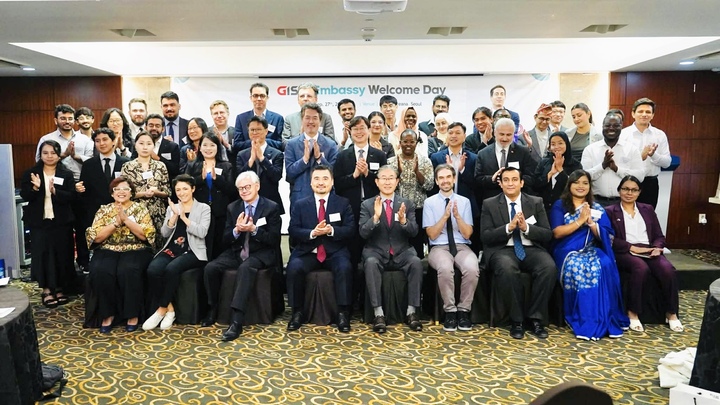 Lê Anh Khoa (giữa, đeo kính hàng cuối) trong buổi hội thảo các công trình nghiên cứu khoa học cho Đại sứ các nước ở Hàn Quốc.