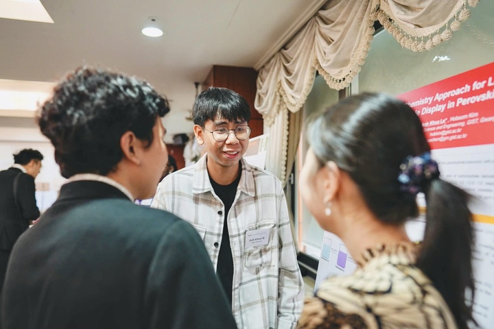 Anh Khoa dành nhiều thời gian làm việc trong phòng thí nghiệm, tham gia các dự án nghiên cứu với giáo sư hướng dẫn ngay từ khi còn là sinh viên.