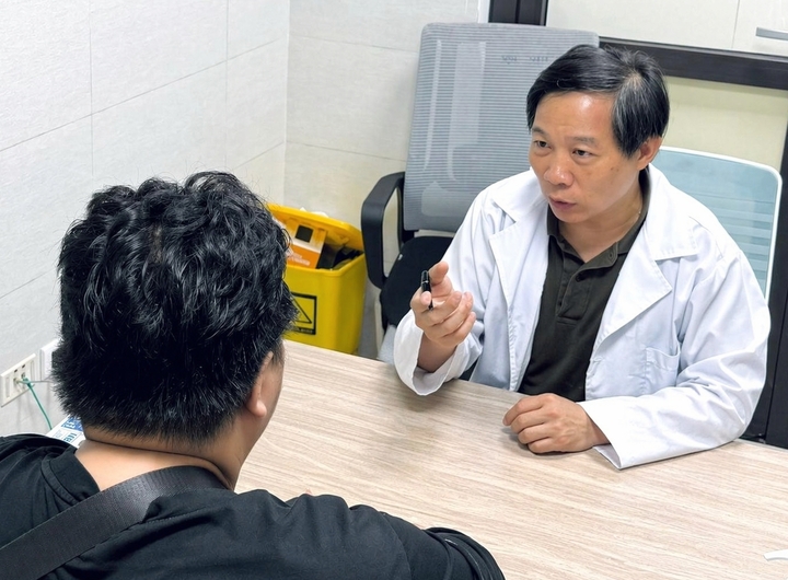 PGS.TS Nguyễn Quang tư vấn sức khoẻ cho người bệnh. (Ảnh: BSCC)