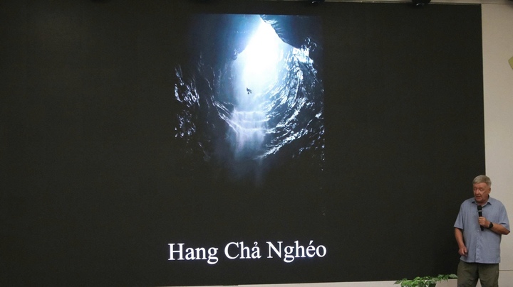 Ông Howard Limbert chia sẻ thông tin sau khi khảo sát hang Chả Nghéo.