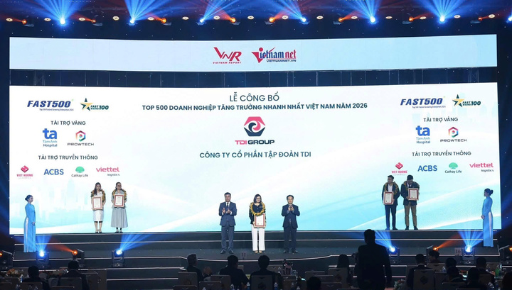 Đại diện TDI Group nhận chứng nhận TOP 10 FAST500 tại Lễ công bố do Vietnam Report tổ chức.