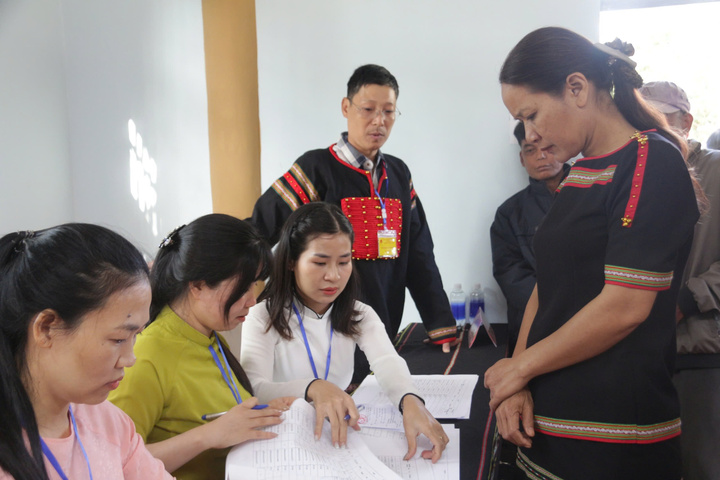 Người dân đến làm các thủ tục hành chính.