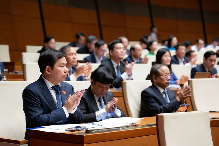 Các đại biểu tham gia phiên họp toàn thể ở hội trường.