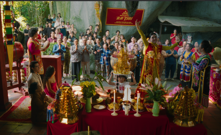 Phim "Heo năm móng" đang dẫn đầu phòng vé với tổng doanh thu hơn 10 tỷ đồng.